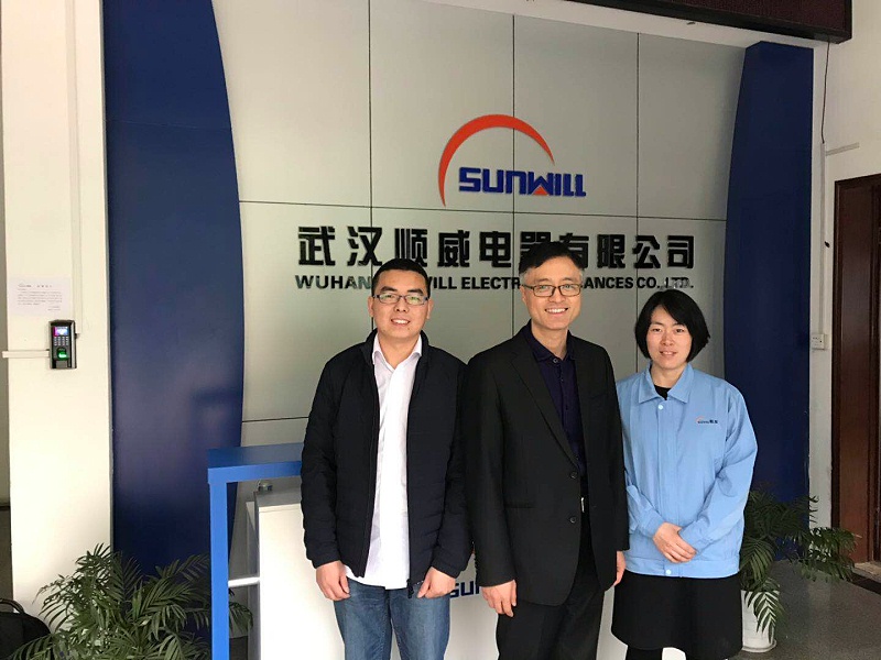 青島中新華美塑料有限公司總經理王東先生帶隊到武漢順威電器有限公司交流學習