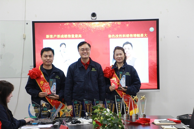 王總為優(yōu)秀個人獲得者頒獎